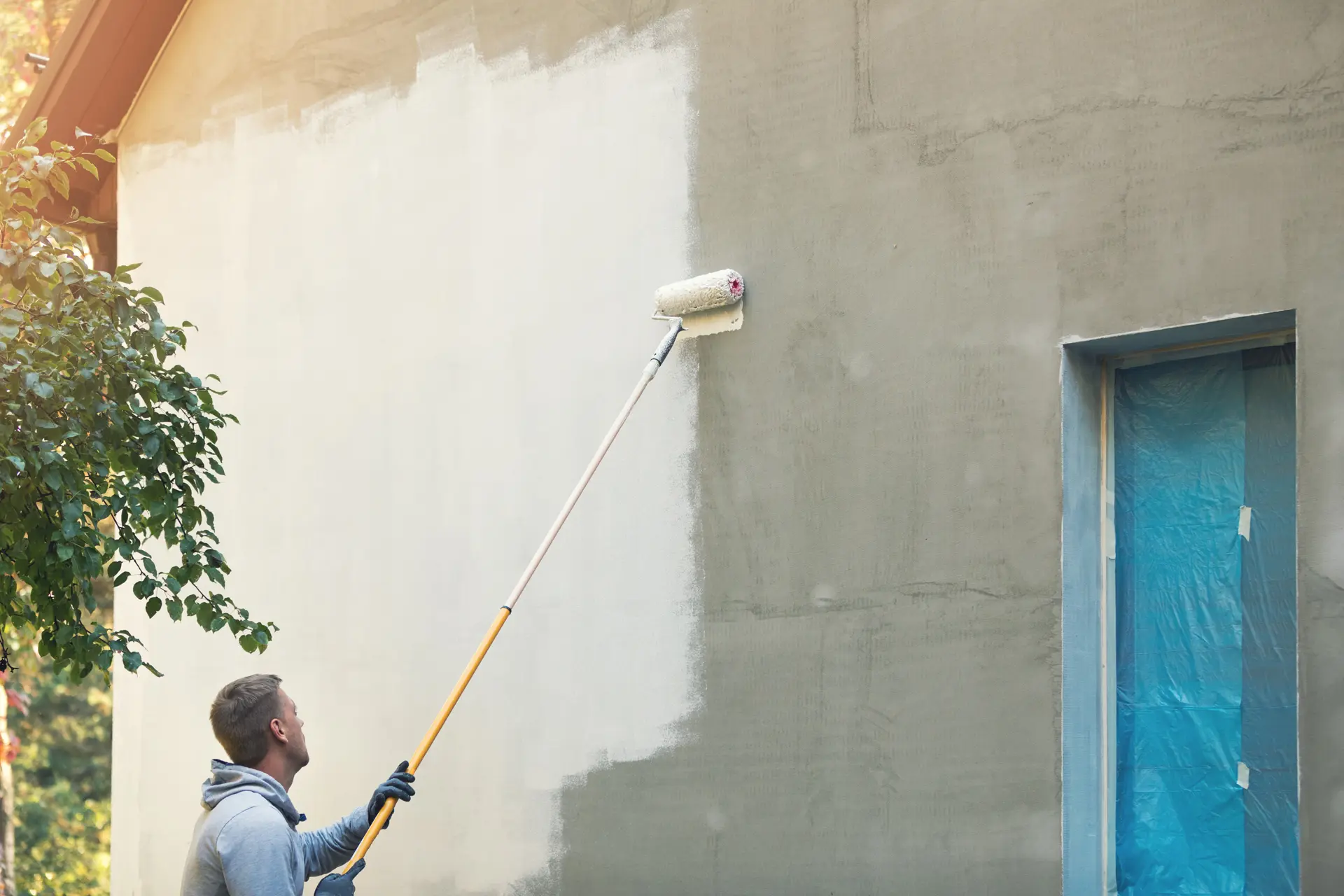 Pintor trabajando en una fachada en Mataró